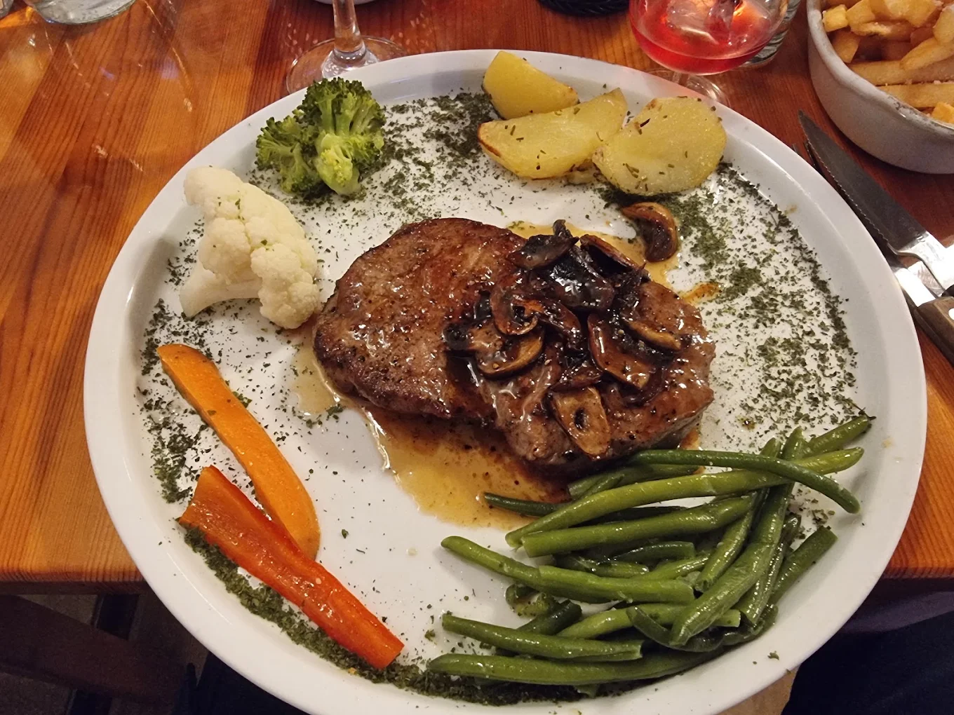 Bøf med champignonsauce, friske grøntsager og Italias kartofler